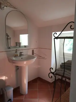 Salle de bains dans l'établissement Domaine de Valle