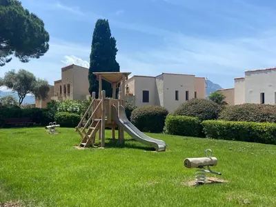 Aire de jeux pour enfants de l'établissement Bel appartement idéalement situé en Haute Corse