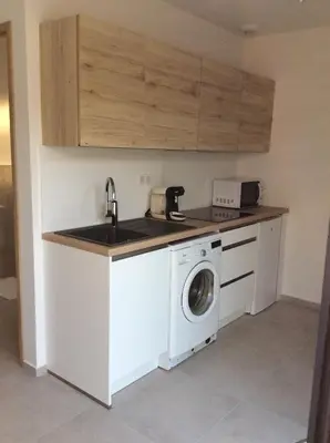Cuisine ou kitchenette dans l'établissement STUDIO A 2 MIN DES PLAGES