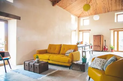 Coin salon dans l'établissement Eco Gîte avec vue sur mer