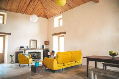 Coin salon dans l'établissement Eco Gîte avec vue sur mer