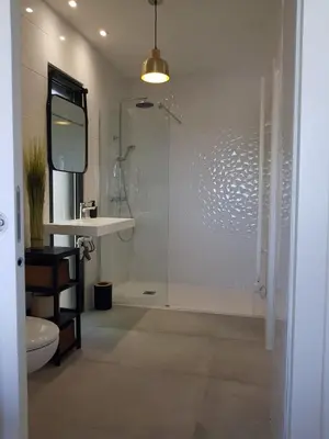 Salle de bains dans l'établissement Maisons T2 avec jardins privatifs - 10mn de la plage et 5mn du village - Casa di i trinelli