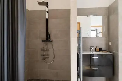 Salle de bains dans l'établissement Villa Hugo