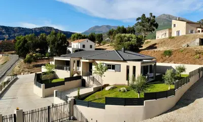 Vue générale sur la montagne ou vue sur la montagne depuis la villa