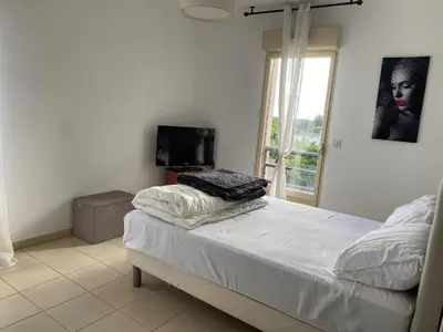 Un ou plusieurs lits dans un hébergement de l'établissement Superbe appartement avec parking privé, proche commerces et mer