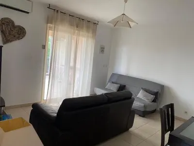 Coin salon dans l'établissement Superbe appartement avec parking privé, proche commerces et mer
