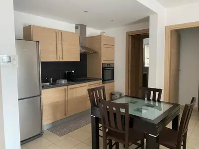 Cuisine ou kitchenette dans l'établissement Superbe appartement avec parking privé, proche commerces et mer