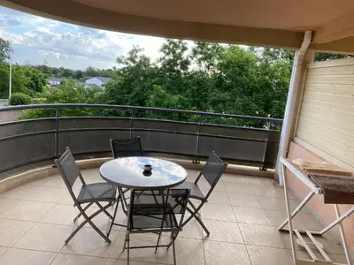 Balcon ou terrasse dans l'établissement Superbe appartement avec parking privé, proche commerces et mer