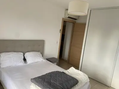 Un ou plusieurs lits dans un hébergement de l'établissement Superbe appartement avec parking privé, proche commerces et mer