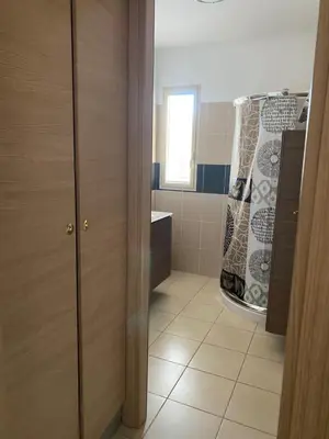 Salle de bains dans l'établissement Superbe appartement avec parking privé, proche commerces et mer