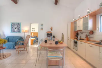 Cuisine ou kitchenette dans l'établissement Kazamasavani - Belle maison proche mer