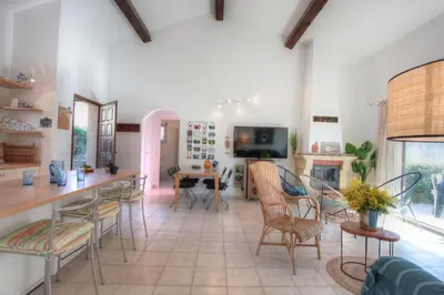 Télévision ou salle de divertissement dans l'établissement Kazamasavani - Belle maison proche mer