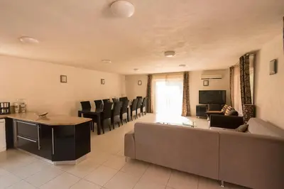 Télévision ou salle de divertissement dans l'établissement Residence de tourisme Le clos des Vendanges