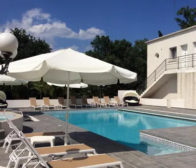 Piscine de l'établissement Residence de tourisme Le clos des Vendanges ou située à proximité