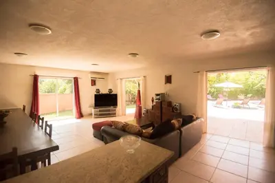 Télévision ou salle de divertissement dans l'établissement Residence de tourisme Le clos des Vendanges