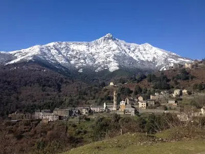 Vue générale sur la montagne ou vue sur la montagne depuis la villa