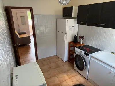 Cuisine ou kitchenette dans l'établissement Joli T2 dans villa
