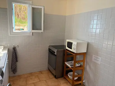 Cuisine ou kitchenette dans l'établissement Joli T2 dans villa