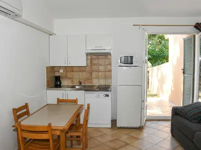 Cuisine ou kitchenette dans l'établissement Holiday Home Studio cabine Type B by Interhome