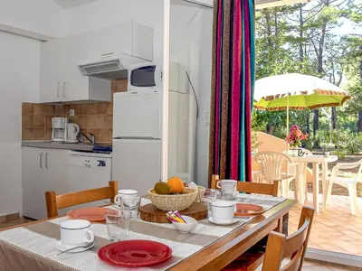 Cuisine ou kitchenette dans l'établissement Holiday Home T2 Cabine Type C by Interhome