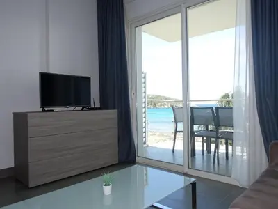 Télévision ou salle de divertissement dans l'établissement Apartment T3 vue cap by Interhome
