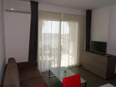 Télévision ou salle de divertissement dans l'établissement Apartment T2 vue cap by Interhome