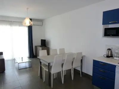 Cuisine ou kitchenette dans l'établissement Apartment T3 vue baie by Interhome