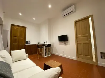 Télévision ou salle de divertissement dans l'établissement Belle chambre d hôte Et cuisine hyper centre
