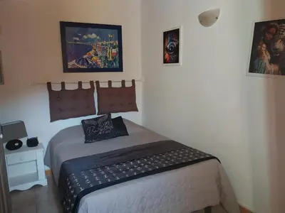 Un ou plusieurs lits dans un hébergement de l'établissement Appartement près de Santa-Reparata-Di-Balagna avec terrasse