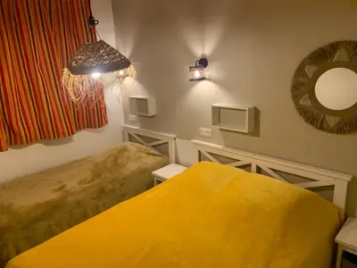 Un ou plusieurs lits dans un hébergement de l'établissement Charmante petite maison dans résidence avec piscine chauffée à 600 m de la plage