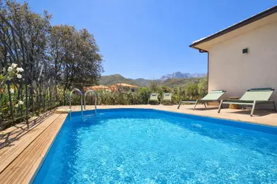 Piscine de l'établissement Domaine U Filanciu - Centru di Corsica ou située à proximité