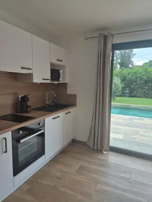 Cuisine ou kitchenette dans l'établissement Rez de villa avec piscine privée, wifi, jardin clôturé