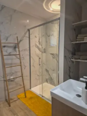 Salle de bains dans l'établissement Rez de villa avec piscine privée, wifi, jardin clôturé