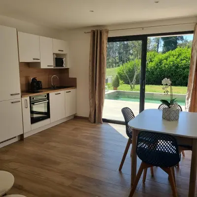 Cuisine ou kitchenette dans l'établissement Rez de villa avec piscine privée, wifi, jardin clôturé