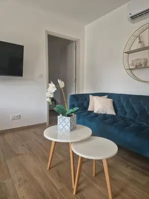 Télévision ou salle de divertissement dans l'établissement Rez de villa avec piscine privée, wifi, jardin clôturé