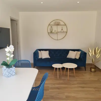 Coin salon dans l'établissement Rez de villa avec piscine privée, wifi, jardin clôturé