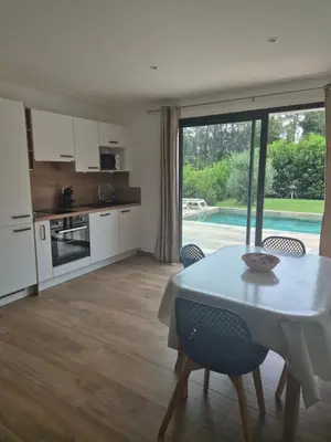 Cuisine ou kitchenette dans l'établissement Rez de villa avec piscine privée, wifi, jardin clôturé