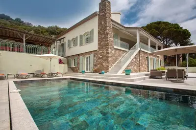 Piscine de l'établissement Villa La Doughe ou située à proximité