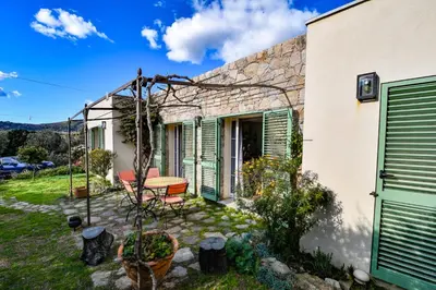 Jardin de l'établissement Villa Anna location de vacances au Calme en Corse à proximité de Calvi