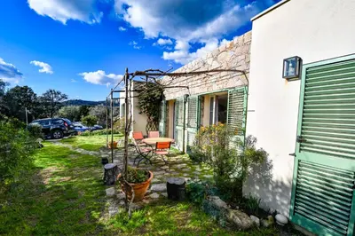 Jardin de l'établissement Villa Anna location de vacances au Calme en Corse à proximité de Calvi