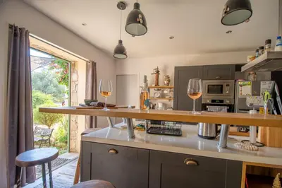 Cuisine ou kitchenette dans l'établissement Villa Anna location de vacances au Calme en Corse à proximité de Calvi