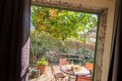 Jardin de l'établissement Villa Anna location de vacances au Calme en Corse à proximité de Calvi