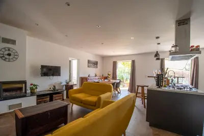 Télévision ou salle de divertissement dans l'établissement Villa Anna location de vacances au Calme en Corse à proximité de Calvi