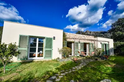 Jardin de l'établissement Villa Anna location de vacances au Calme en Corse à proximité de Calvi