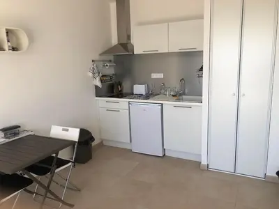 Cuisine ou kitchenette dans l'établissement Superbe studio front de mer - Pieds dans l’eau