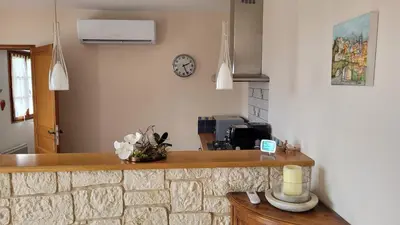 Cuisine ou kitchenette dans l'établissement Maison avec piscine entre mer et montagne