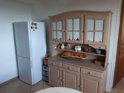 Cuisine ou kitchenette dans l'établissement Maison avec piscine entre mer et montagne