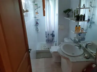 Salle de bains dans l'établissement Maison avec piscine entre mer et montagne