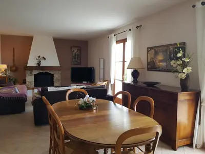 Coin salon dans l'établissement Maison avec piscine entre mer et montagne
