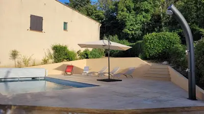 Piscine de l'établissement Maison avec piscine entre mer et montagne ou située à proximité